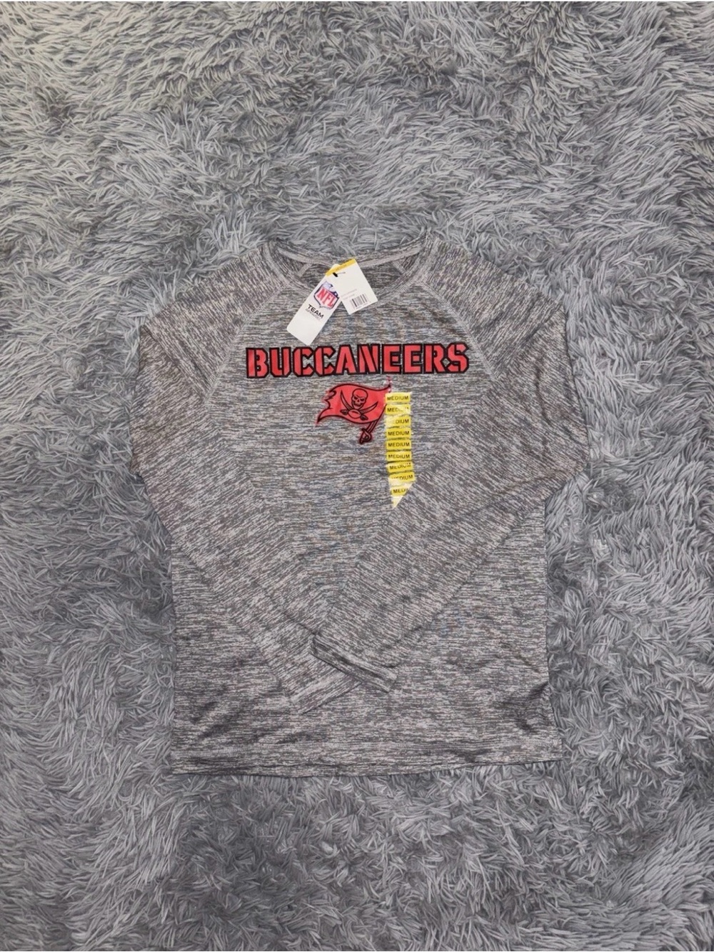 NEW Tampa Buccaneers Men’s NFL Team Apparel Gray Long Sleeve Shirt Medium Sports